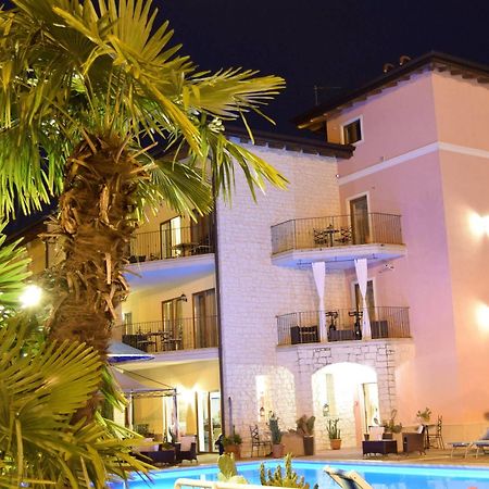 Residenza Le Due Torri Aparthotel Riva del Garda Buitenkant foto