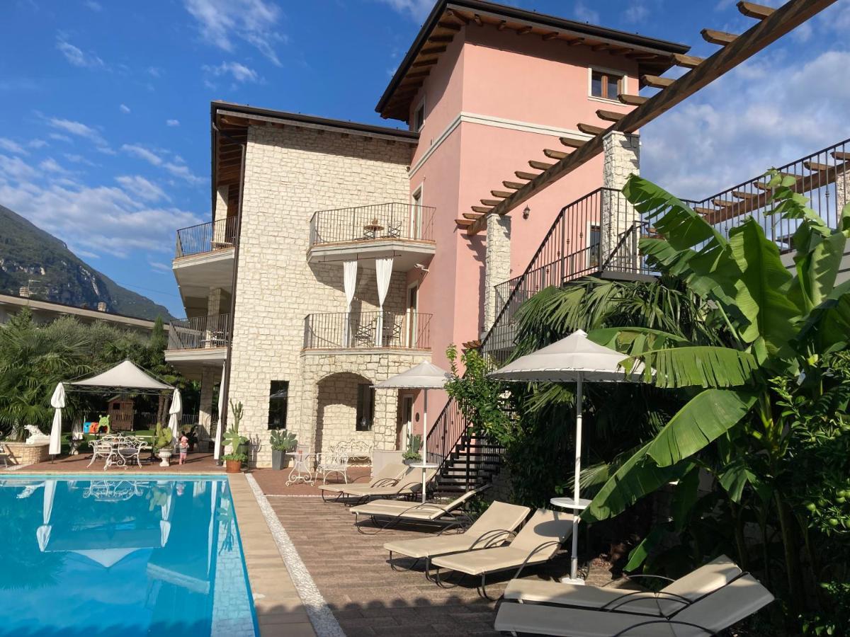 Residenza Le Due Torri Aparthotel Riva del Garda Buitenkant foto