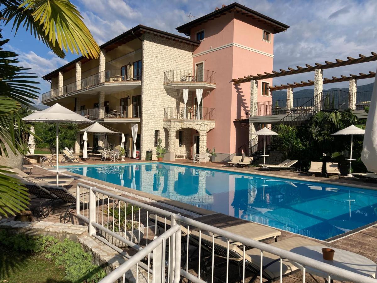Residenza Le Due Torri Aparthotel Riva del Garda Buitenkant foto