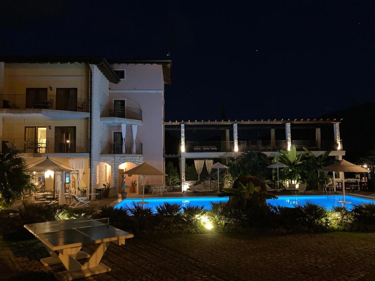 Residenza Le Due Torri Aparthotel Riva del Garda Buitenkant foto