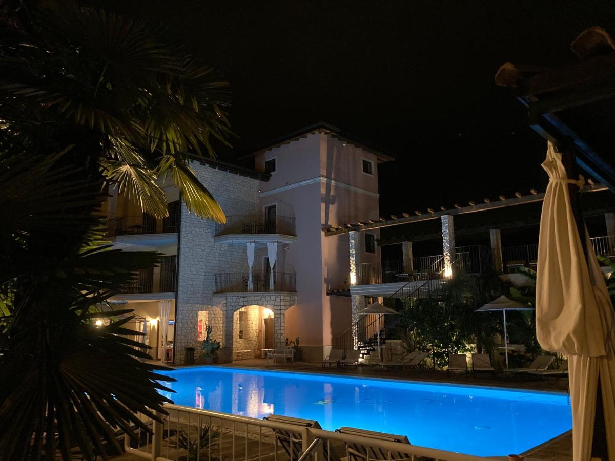 Residenza Le Due Torri Aparthotel Riva del Garda Buitenkant foto