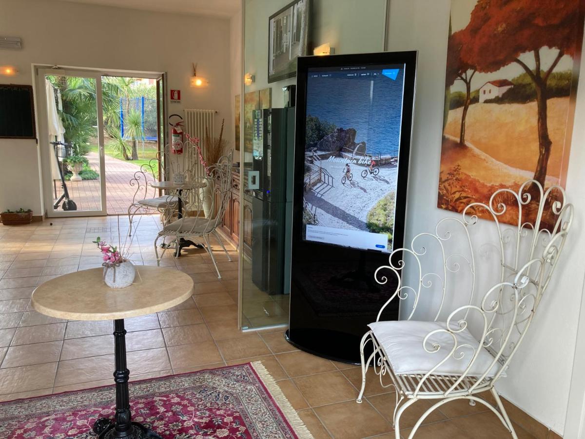 Residenza Le Due Torri Aparthotel Riva del Garda Buitenkant foto