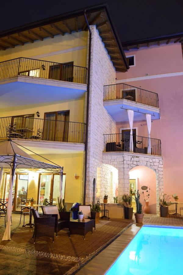 Residenza Le Due Torri Aparthotel Riva del Garda Buitenkant foto