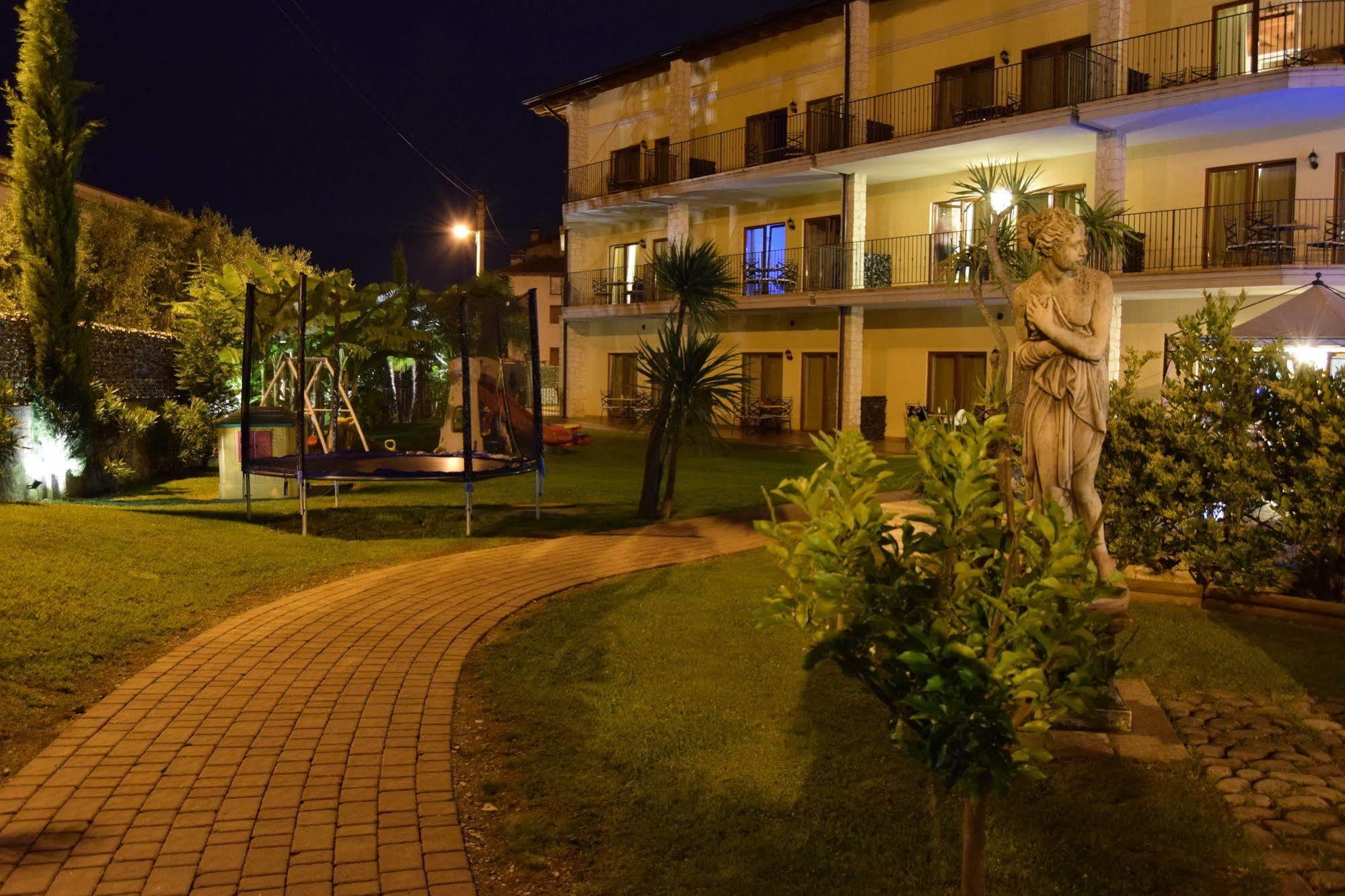 Residenza Le Due Torri Aparthotel Riva del Garda Buitenkant foto