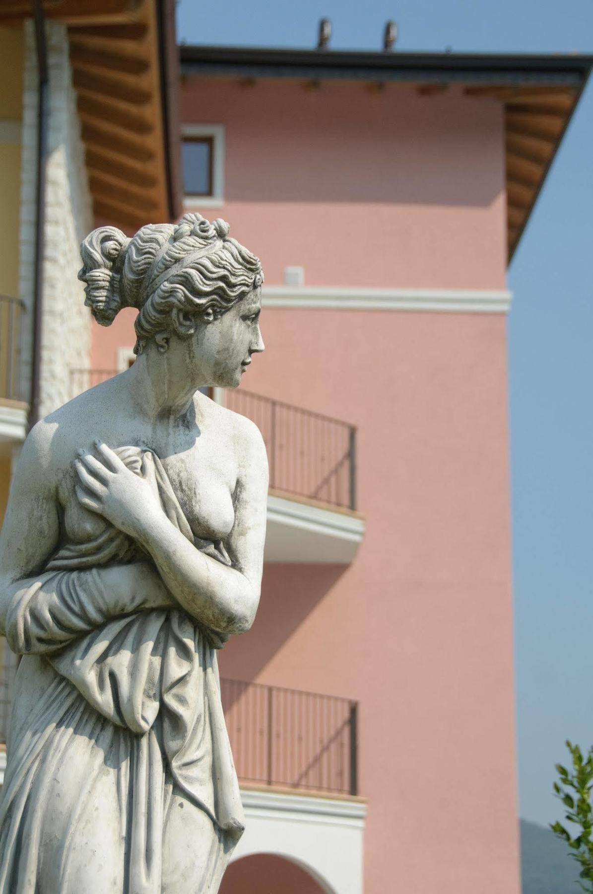 Residenza Le Due Torri Aparthotel Riva del Garda Buitenkant foto
