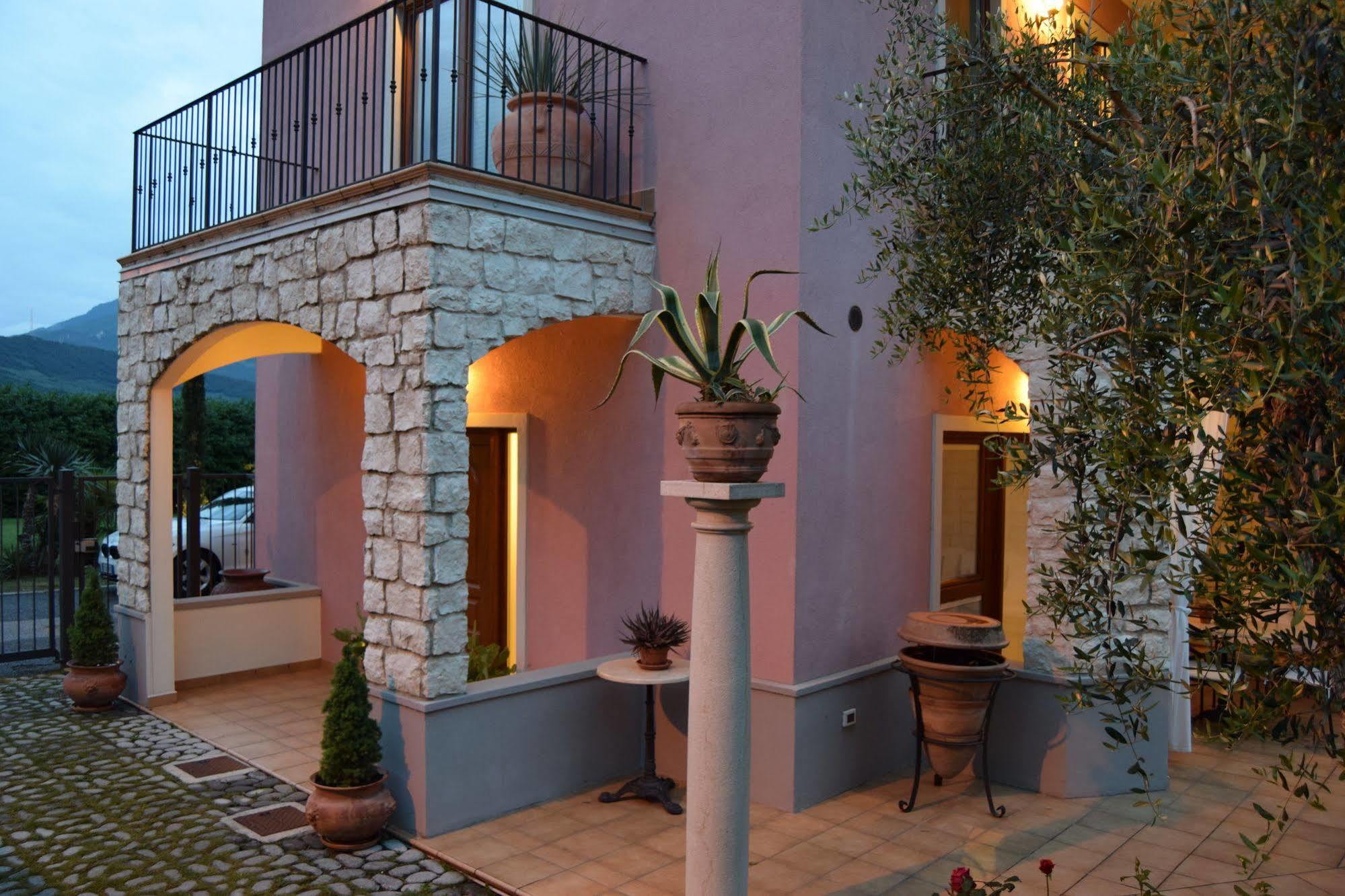 Residenza Le Due Torri Aparthotel Riva del Garda Buitenkant foto